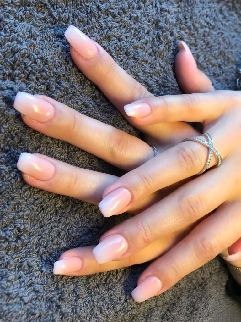 Modelage d'ongles en gel avec finition brillante